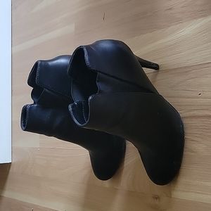 Le Chateau black leather ankle boots - size 7